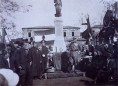 11-11-1923 - Inaugurazione del Monumento ai Caduti della Guerra 1915-1918. Sullosfondo i ruderi dell  antico carcere e la settecentesca abbazia di S. teodoro